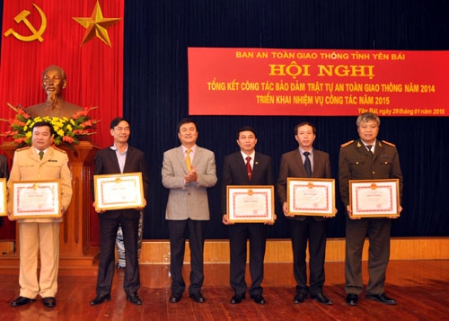 Đồng chí Nguyễn Chiến Thắng   - Phó Chủ tịch UBND tỉnh trao bằng khen cho các cá nhân có thành tích xuất sắc trong công tác đảm bảo TTATGT năm 2014.